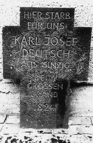 Erinnerungskreuz an den 1824 beim großen Brand in Waldorf verunglückten Feuerwehrmann Karl Josef Deutsch