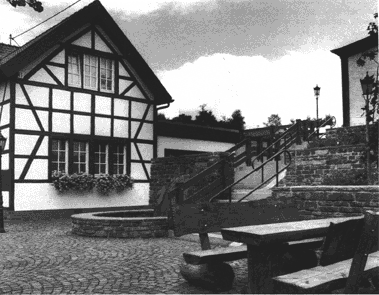 Dorfplatz.gif (35129 Byte)