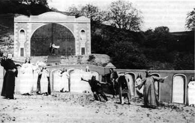 Freilichtbuehne.gif (100234 Byte)