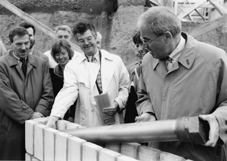 Grundstein.gif (83211 Byte)